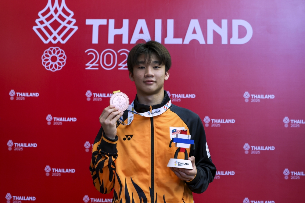 National diver Yong Rui Jie poses with the bronze medal he won in the men’s one-metre springboard event at the Thailand 2025 SEA Games at the Assumption University Aquatic Centre, Bangkok today.