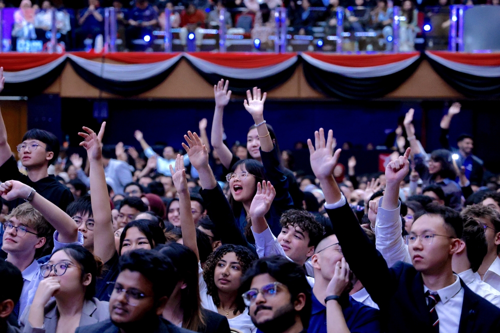 File picture of MSU students raising their hands to ask a question at the Temu Anwar program at Management and Science University (MSU) in Shah Alam on May 5, 2025. According to the author, the UEC is widely used as a pathway for further study, yet it remains unrecognised for entry into Malaysian public universities and the civil service at the federal level, which is precisely why the issue keeps resurfacing. — Picture by Firdaus Latif.