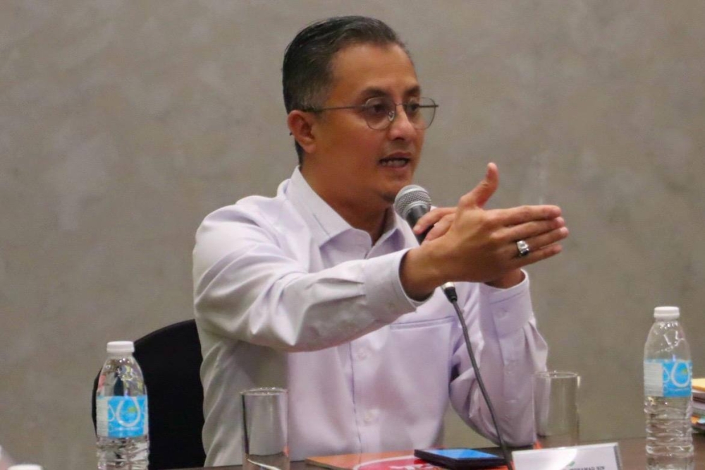 Batu Maung assemblyman Datuk Mohamad Abdul Hamid said the state government has been working with the landowners to find a solution to the housing crisis faced by tenants and sub-tenants in 18 Permatang Tepi Laut houses facing eviction by December 31, 2025. — Picture from Facebook/Dato’ Dr Mohamad Abdul Hamid