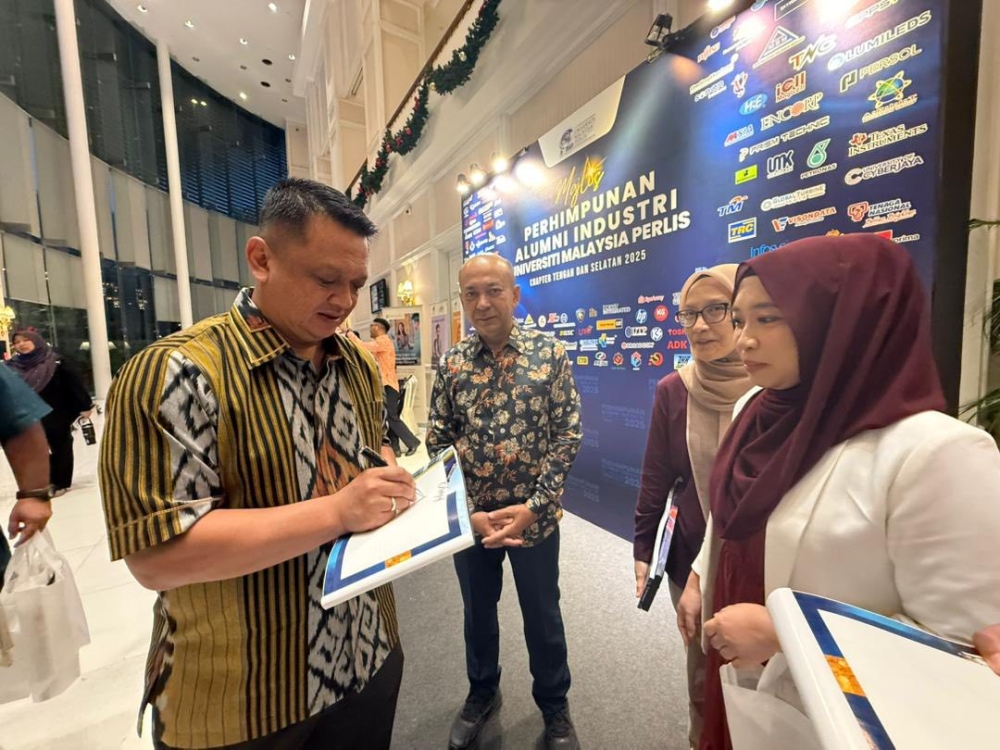In a sign of solidarity, Raja Muda of Perlis Tuanku Syed Faizuddin Putra Jamalullail (left) called out for flood relief aid in support of Aceh, Indonesia. — Picture from Facebook/Farizah Abdul Rahman