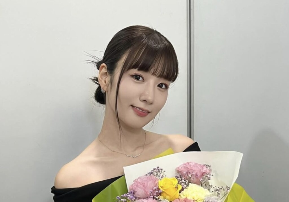 Apink’s Yoon Bomi shared her wedding news with fans through a handwritten letter, announcing she will marry singer-producer Rado in May next year. — Picture via Instagram/_yoonbomi_