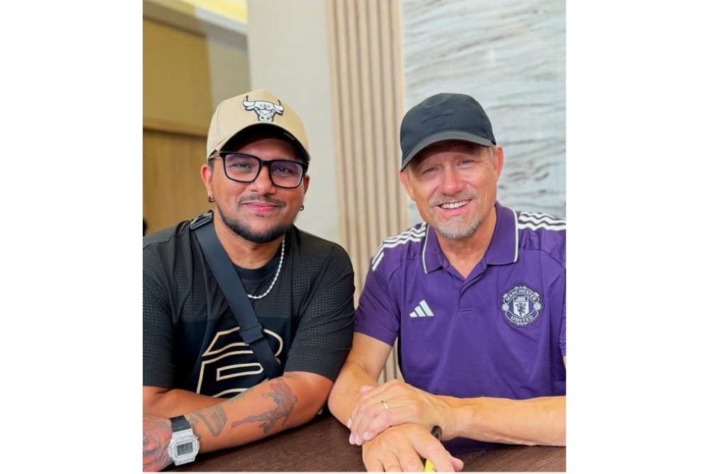 Rabbitmac and Manchester United legend Peter Schmeichel. — Screengrab via Instagram/@rabbit.mac 