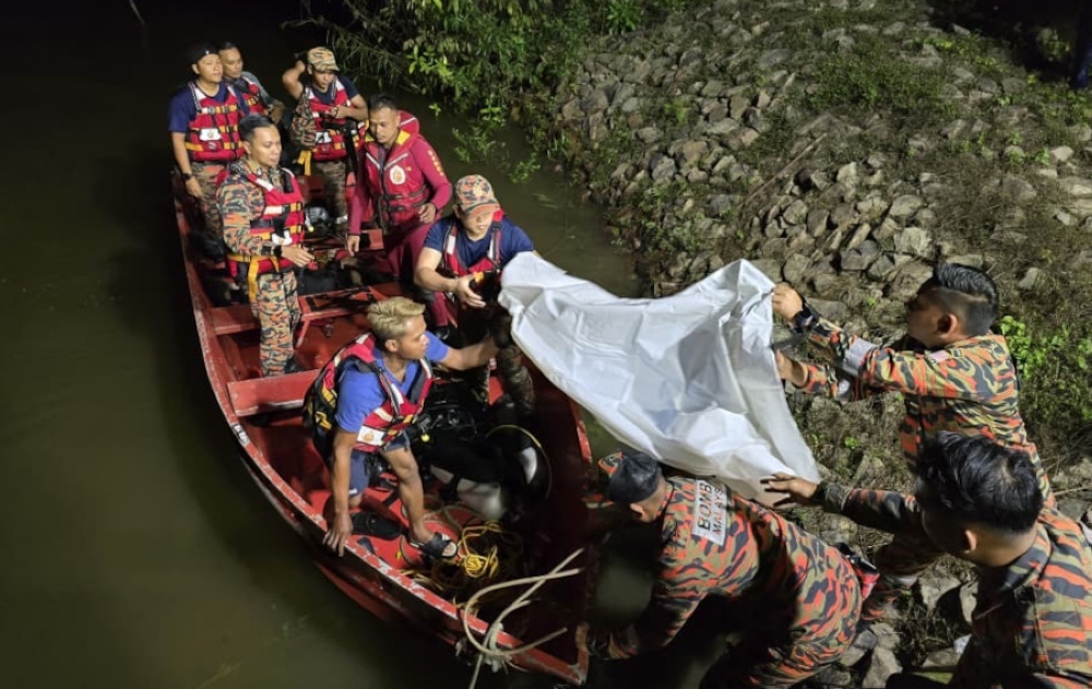 Search and Rescue (SAR) personnel with the body of 36-year-old drowned victim Mohammad Putera Rizzurin Md Noh. The victim’s boat had earlier capsized while he was on a fishing trip with two others in Sungai Lenggor near Mersing yesterday, December 23, 2025. — Picture courtesy of the Johor Fire and Rescue Department 