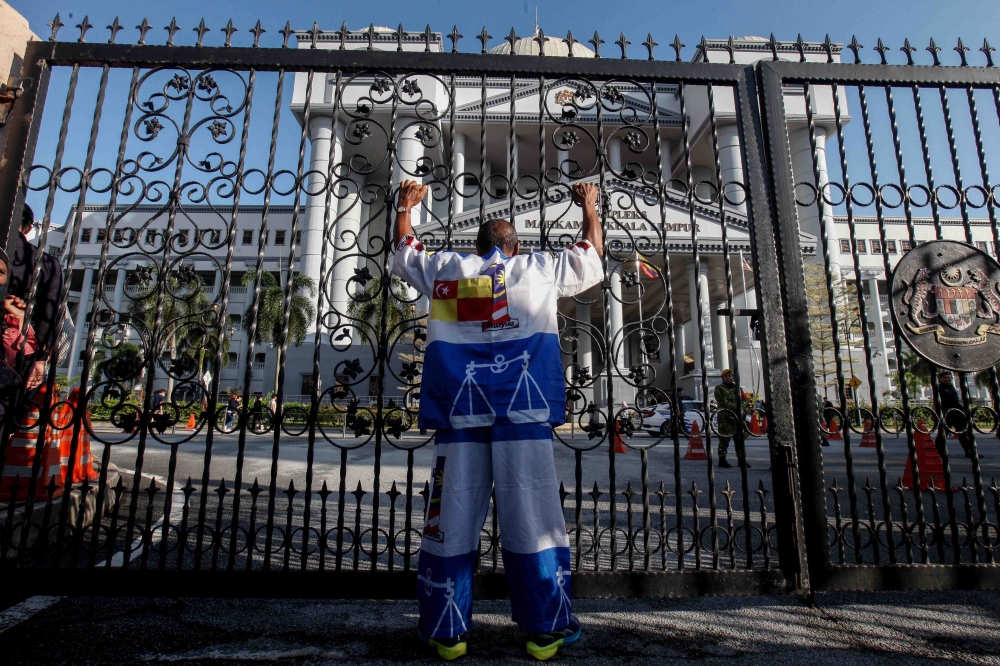 Supporters of former prime minister Datuk Seri Najib Razak are seen gathering outside Kuala Lumpur Court Complex. — Picture by Sayuti Zainudin