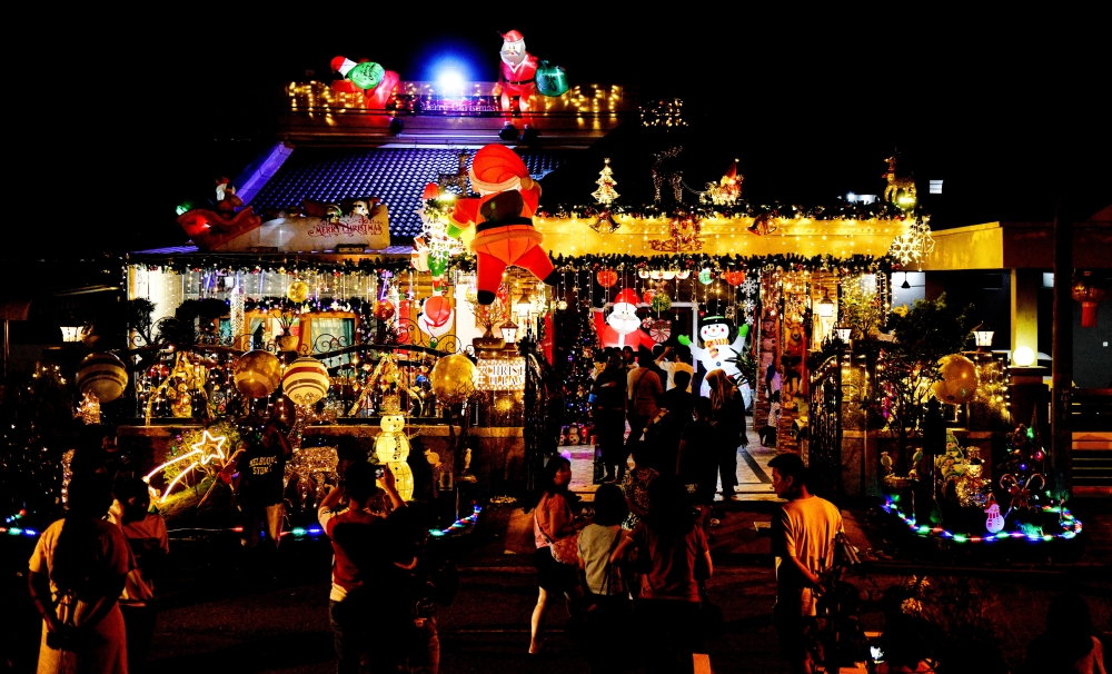 Colourful Christmas lights and festive decorations at a home in Taman Teluk Molek, Teluk Air Tawar have drawn crowds, becoming a symbol of joy, harmony and multicultural unity after homeowners D. Charles, 53, and S. Christe, 48, opened their home to the public. — Bernama pic