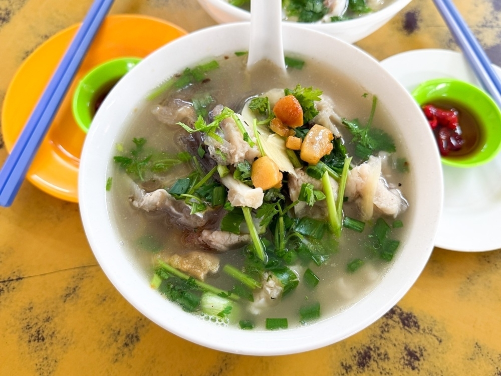 A bowl of fish head noodles at San Jee will fortify you for tackling the day ahead. — Picture by Lee Khang Yi