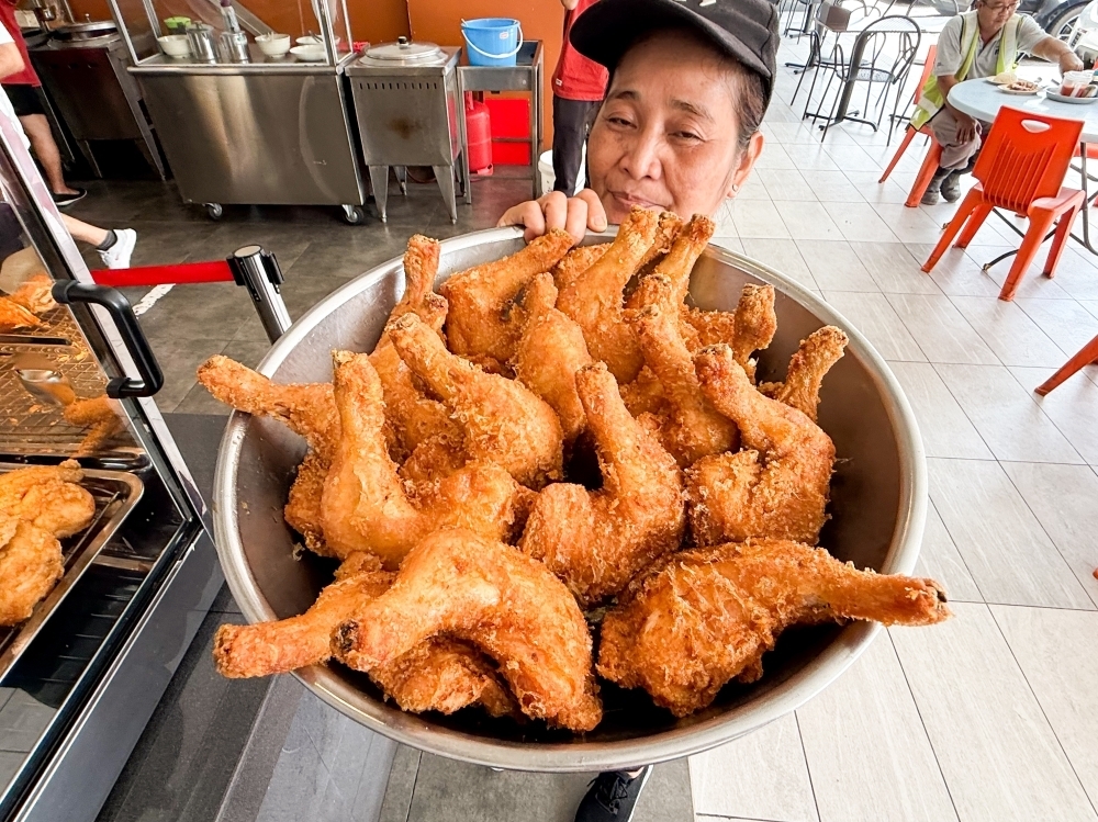 Move over KFC, here's the local hero Restoran Nasi Ayam Ji Wang that pairs golden crispy fried chicken with rice. — Picture by Lee Khang Yi