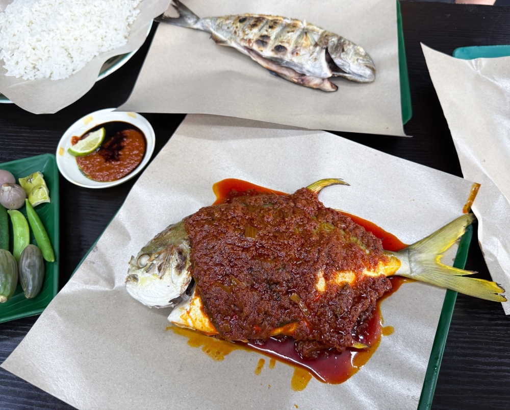 Ikan Bakar Malaya offers two types of grilled fish, one with the sauce on the side and the usual method of drenching it with sauce, depending on your preference. — Picture by Lee Khang Yi