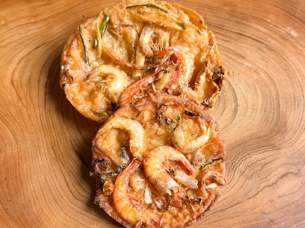 Heng Cakoi serves crunchy ‘cucur udang’ peppered with tiny prawns. — Picture by Lee Khang Yi