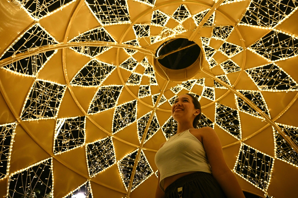 Under holiday glow, Venezuelans try to shut out anxiety over US threats