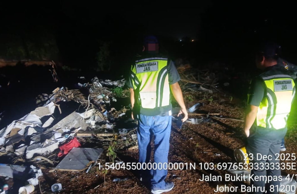 Johor DOE raids Jalan Kempas Lama illegal waste site over burning odour complaints