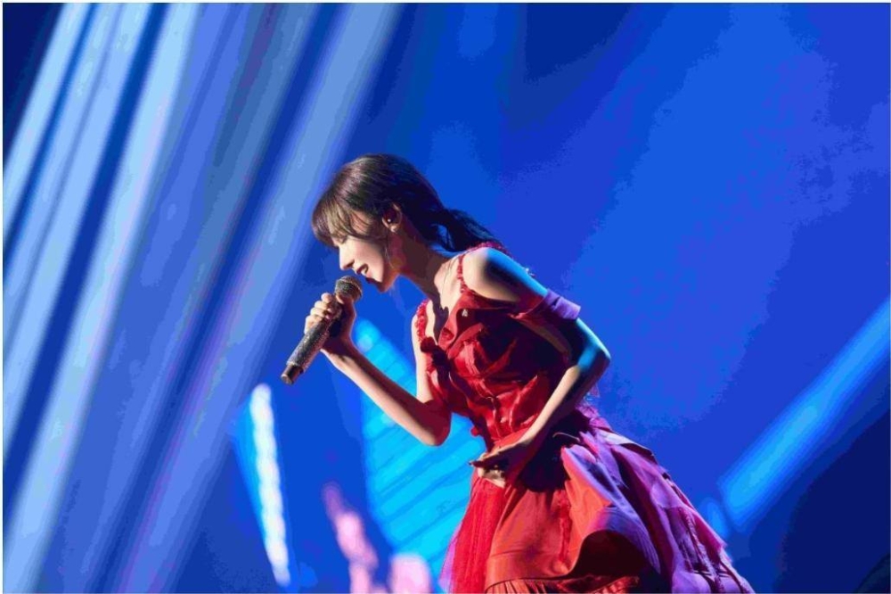 Wendy stuns in a red dress, captivating her fans at Zepp KL with her powerful vocals. — Photo courtesy of FriedRice Entertainment