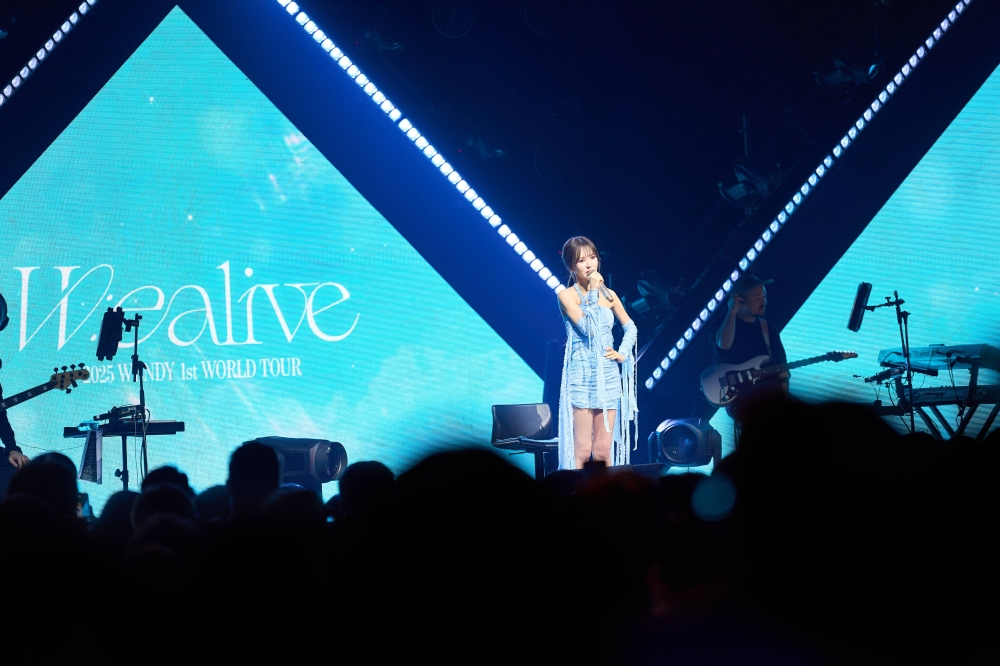 In a blue dress, Wendy delivers a heartfelt slow-tempo song, bringing smiles to the audience. — Photo courtesy of FriedRice Entertainment