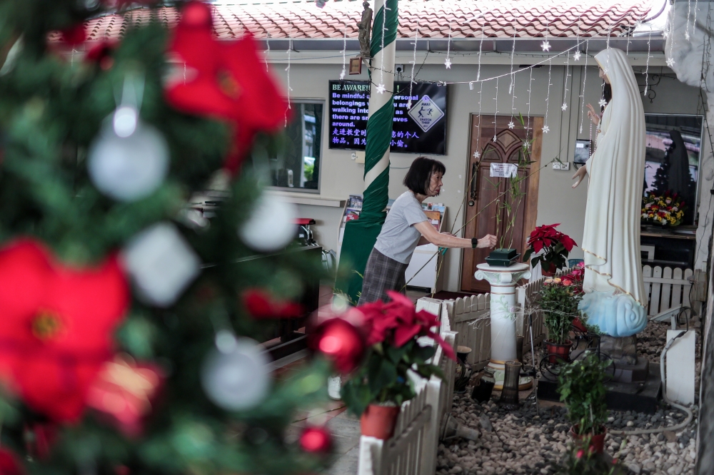 Final preparations under way at the Sacred Heart of Jesus Cathedral in Johor Bahru December 24, 2025, ahead of Christmas tomorrow, with volunteers hard at work decorating the church’s interior and grounds. — Bernama pic