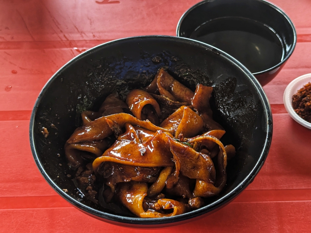 It is not a trick of the light; the sauce really clings onto the noodles like that at Kung Fu Smooth Pan Mee -- Picture by Ethan Lau