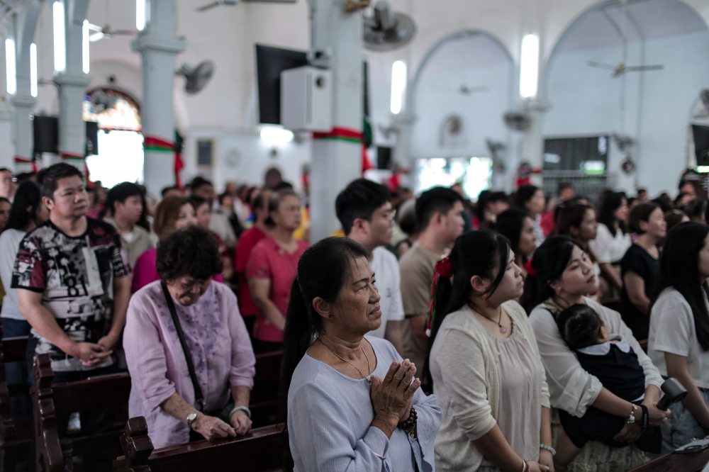 JOHOR BAHRU, Dec 25 — Christians around Johor Bahru kicked off Christmas celebrations with joy by attending religious ceremonies at the Immaculate Conception Church. — Bernama pic 