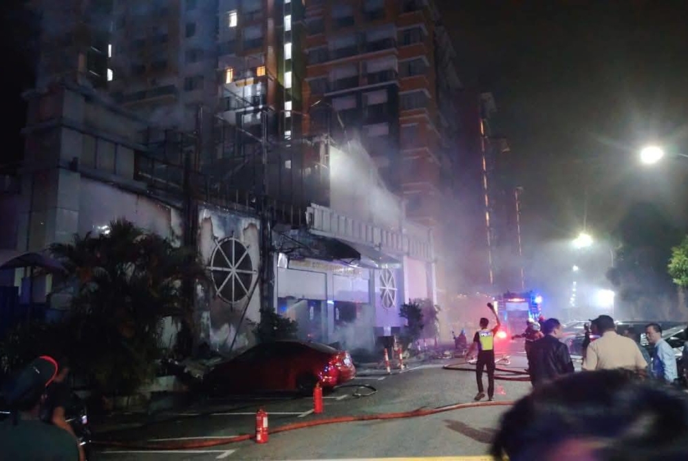Hotel banquet hall fire in Melaka forces guests to evacuate, one hospitalised (VIDEO)