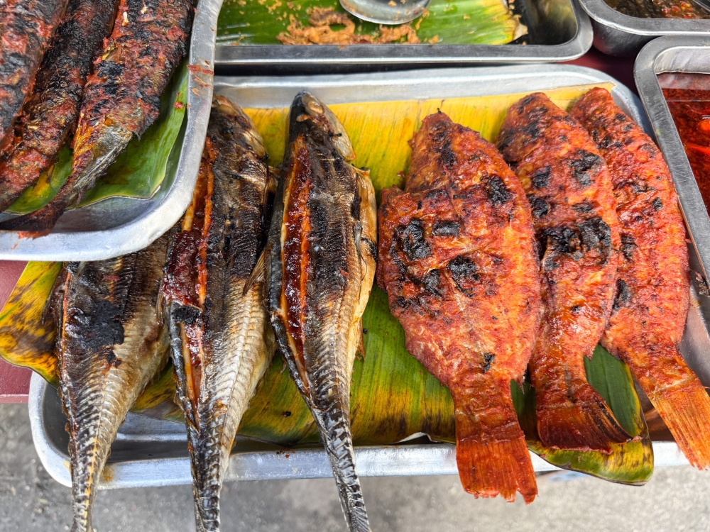 ‘Ikan sumbat’ with its spicy ‘sambal’ is one of their specialties — Picture by Lee Khang Yi