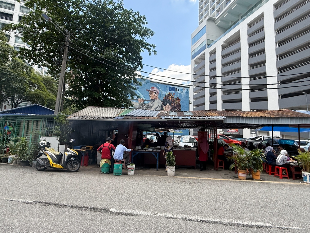 The nondescript ‘warung’ sits right across from Menara Noble Land, just in front of parking lot — Picture by Lee Khang Yi