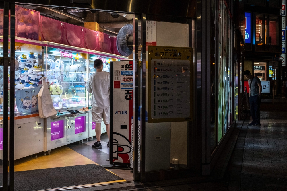 As school and work wraps up, crowds gradually fill Tokyo’s many bustling arcade halls —- not to battle it out in fighting games, but to snag plush toys from claw machines. — AFP pic