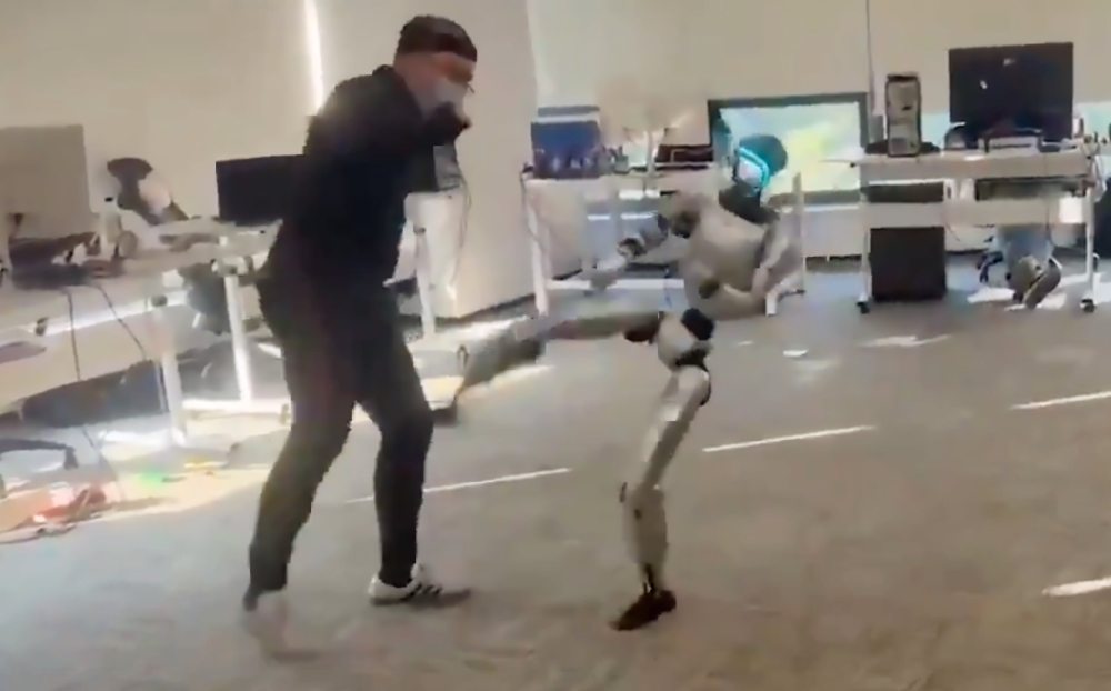 A China man who goes by the moniker zeonsunlight on Bilibili demonstrated a robot mimicking movements, much like motion capture but instead of it being a virtual sprite on screen, it was a robot. — Bilibili screenshot