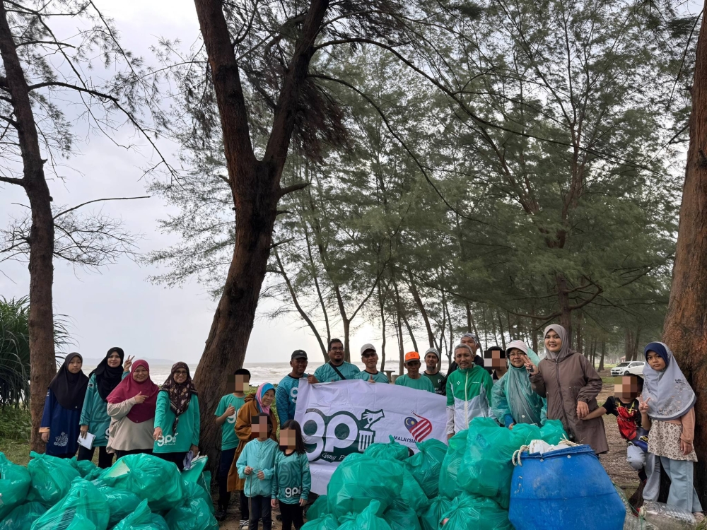 Volunteers collected 166kg of waste, mostly plastic bottles, during a two-hour beach clean-up at Pantai Kekabu. — Picture via Facebook/Geng Plastik Ija