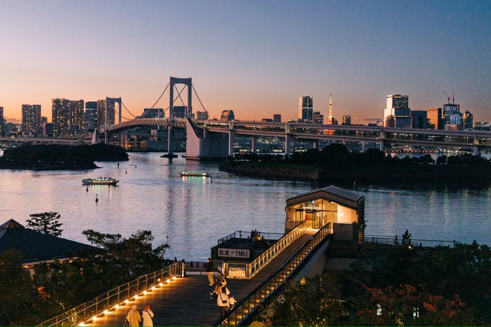 Sunset view of Rainbow Bridge and Tokyo Tower together, seen from Odaiba Kaihin. – Picture by Japan National Tourism Organization