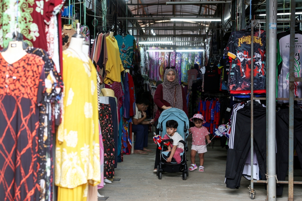 It’s the most wonderful time of the year: Shoppers hit up duty-free Rantau Panjang in Kelantan during the 2025 year-end school holidays. — Bernama pic