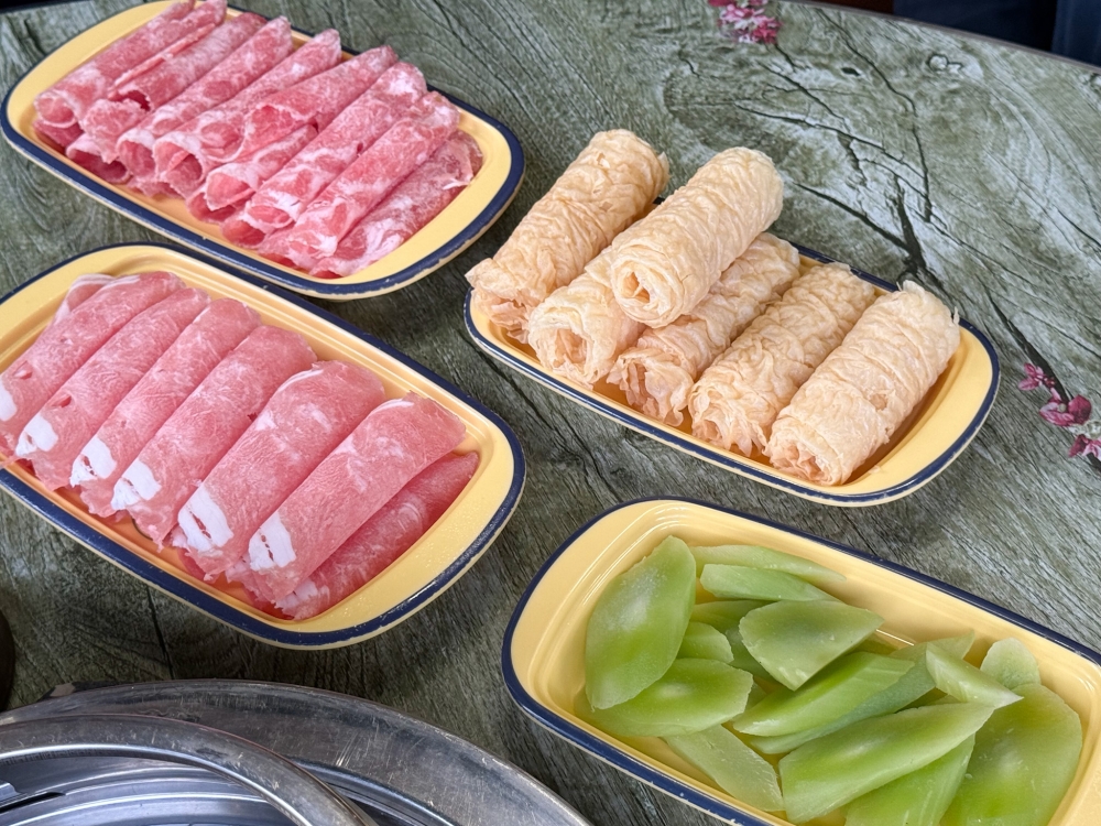 Various sliced pork and lamb for dipping, beancurd skin and 'wo shun' or celtuce, are some of the ingredients we added to the steamboat. 