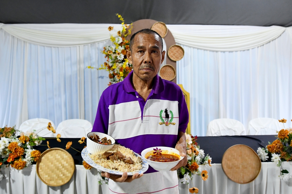 Johor-based cook Mohd Ariffin Ibrahim shows ‘nasi gaul’, a traditional Banjar rice dish increasingly forgotten due to its complex preparation. — Bernama pic