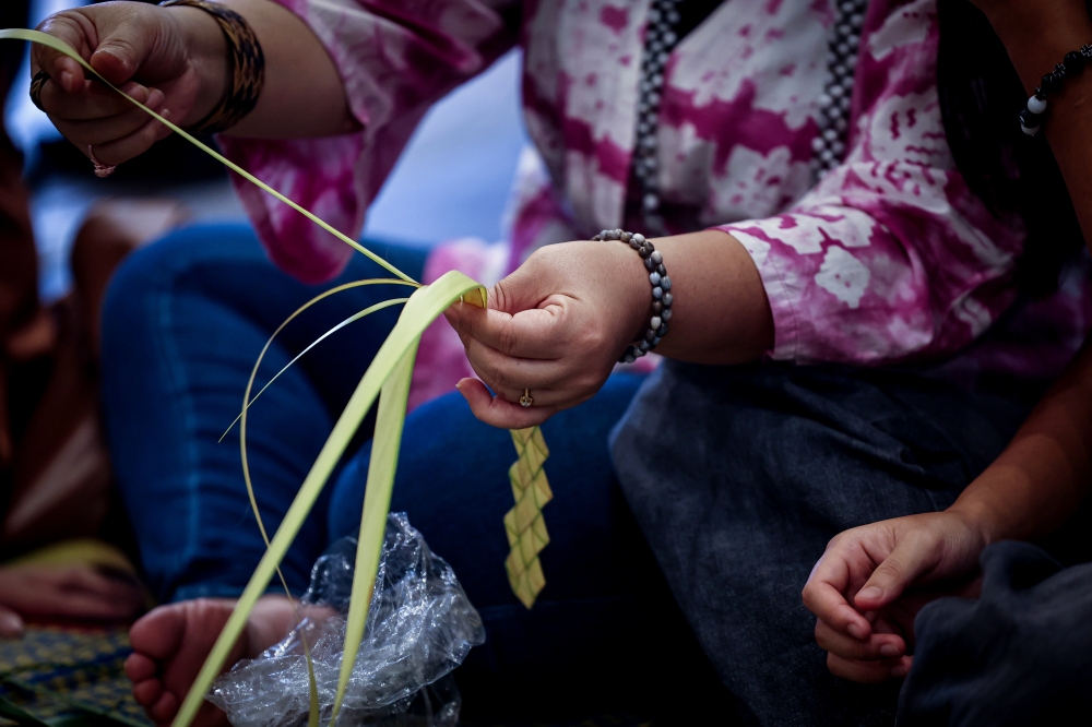 Native Allies vice-president Hanim Apeng demonstrates how to weave coconut leaves into a ‘tempok’, a traditional Orang Asli headpiece at the Festival Irama Asli & Asal 2025 in just 10 minutes. — Bernama pic