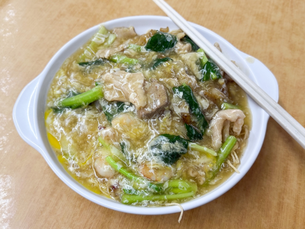 Portions are substantial like their Cantonese Fried Noodles with an silky, eggy sauce accompanied with well marinated sliced pork and thick cut pig’s liver. — Picture by Lee Khang Yi