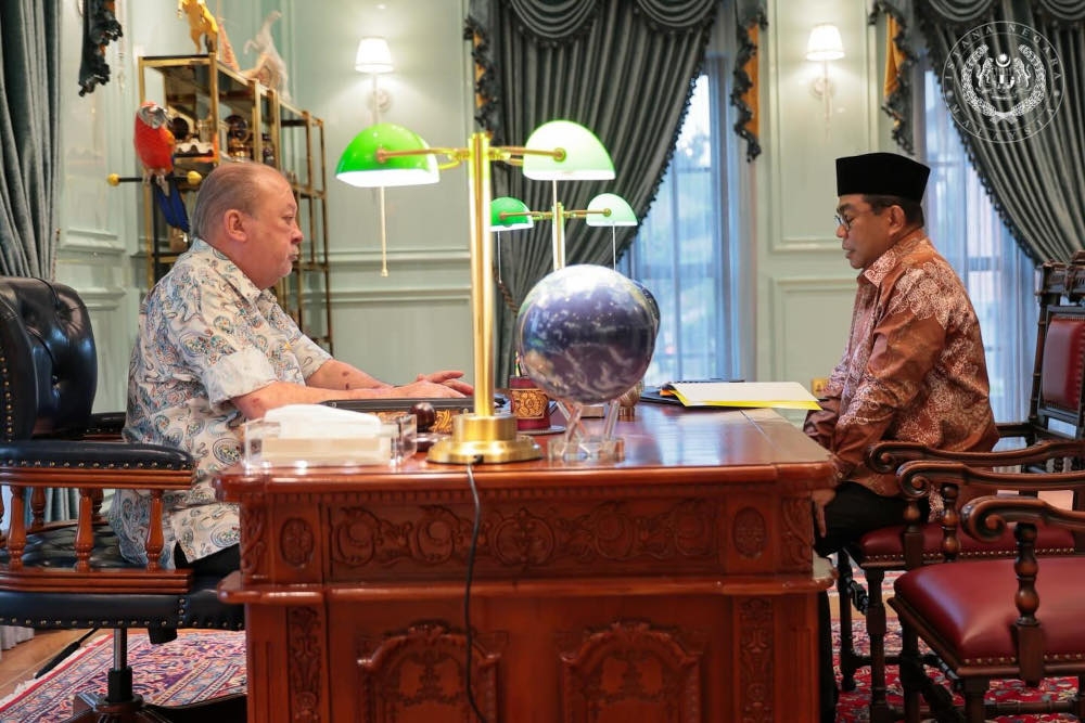 King receives briefing on Malaysian Armed Forces from defence minister