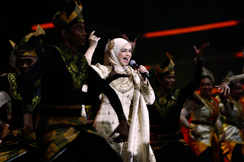 National songstress Siti Nurhaliza Tarudin stole the spotlight with an emotional and melodious performance at the New Year’s Eve 2026 celebration, the launch of Visit Melaka Year 2.0 and the Diamond Jubilee of the Special Service Regiment in Klebang. — Bernama pic 