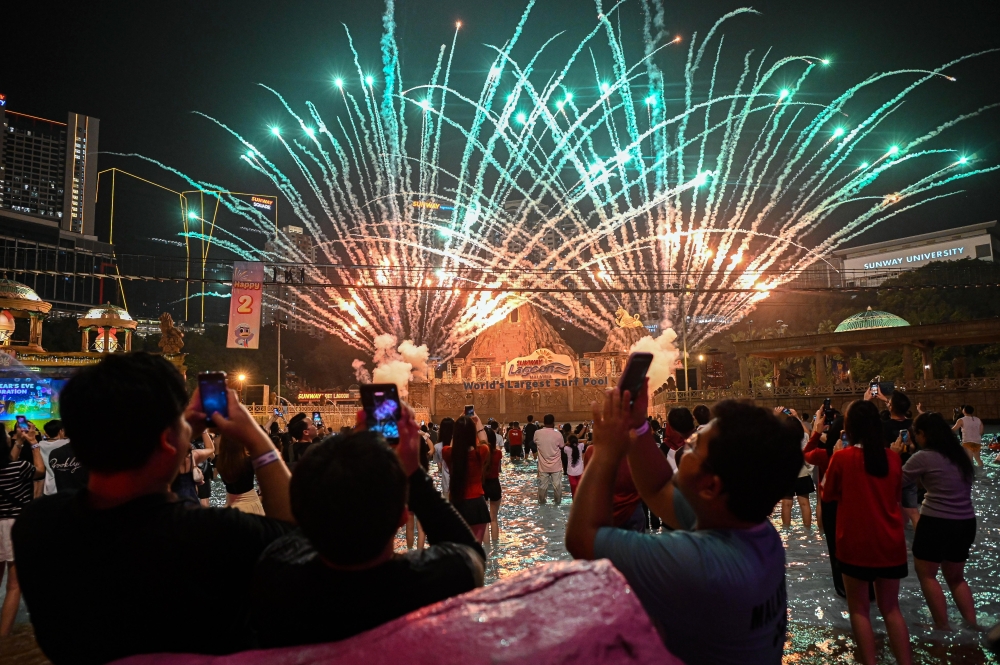 A fireworks display lit up the atmosphere of the New Year’s Eve 2026 celebration with a stunning showcase at Sunway Lagoon Theme Park. — Bernama pic 