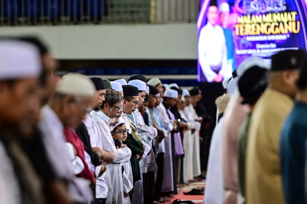 Congregants performed ‘solat sunat hajat’ while attending the Terengganu 2026 Munajat Night programme at the Indoor Stadium, State Sports Complex. — Bernama pic 