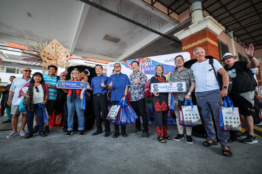 Tourism Malaysia deputy chairman Datuk Yeoh Soon Hin (fifth from left) poses with international tourists while welcoming cruise passengers in conjunction with Visit Malaysia 2026 (VM2026) at Swettenham Pier Cruise Terminal (SPCT) in George Town, Penang, January 1, 2026. — Bernama pic 