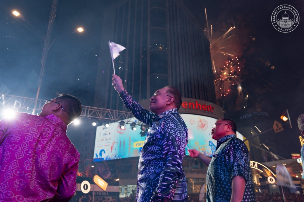 Anwar vows to strengthen economy, uphold unity as Malaysia enters 2026