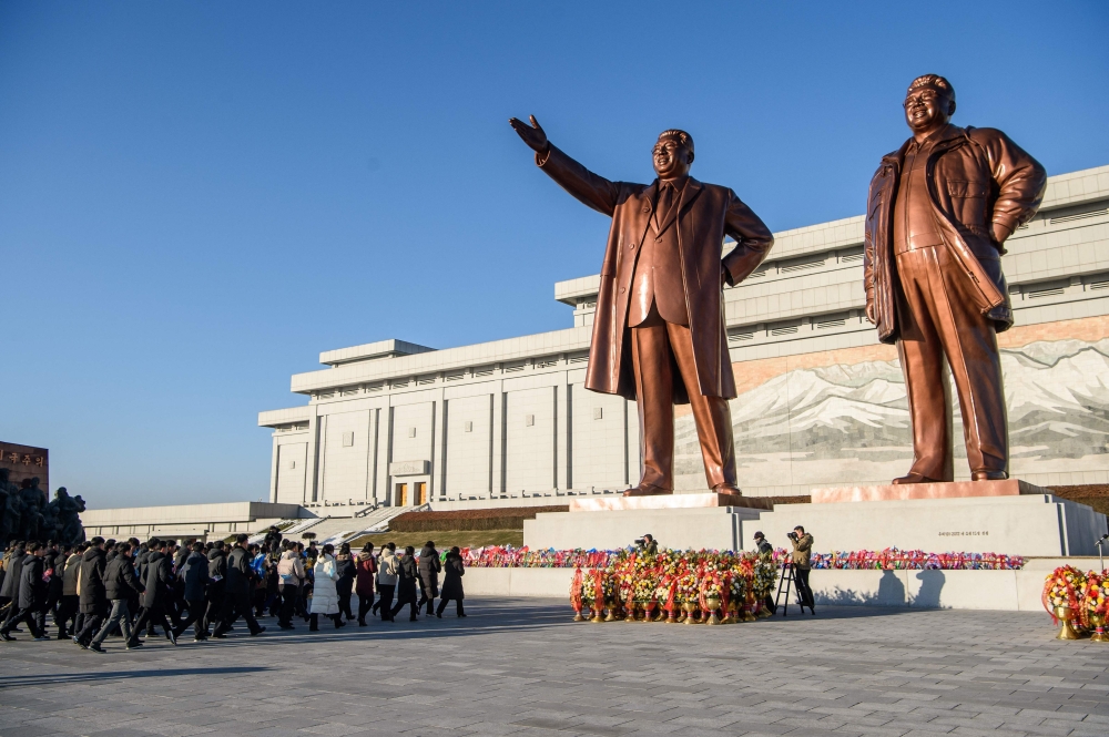 People visit Mansu Hill to lay bouquets of flowers to pay their respects in front of statues of late North Korean leaders Kim Il Sung and Kim Jong to mark the new year on January 1, 2026. — AFP pic