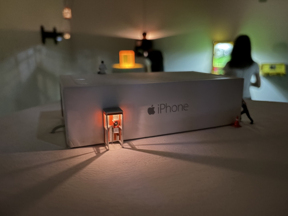 Hong Kong artist Sim Chan’s artwork titled ‘Pursuing’ is a social commentary on the pursuit for the latest smartphones. — Picture by Opalyn Mok