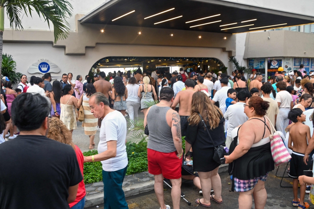 Tourists remain outside after evacuating their hotels during a 6.5 magnitude earthquake in Acapulco, Guerrero state, Mexico on January 2, 2026. — AFP pic 