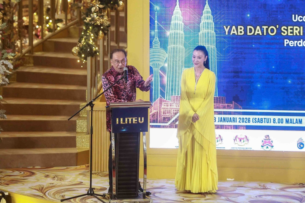 Anwar swaps protocol for passion, showering Michelle Yeoh with praise, as Oscar queen urges Malaysians to seize the day