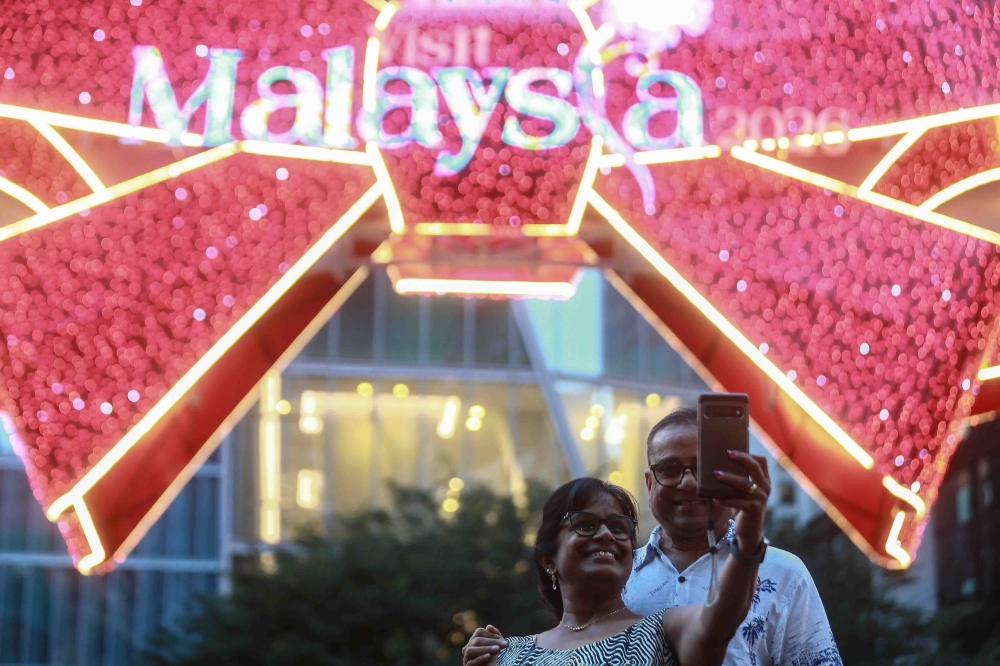 Visitors pause for Instagram‑worthy shots with the dazzling ‘I LITE U’ light installations. — Picture by Sayuti Zainudin