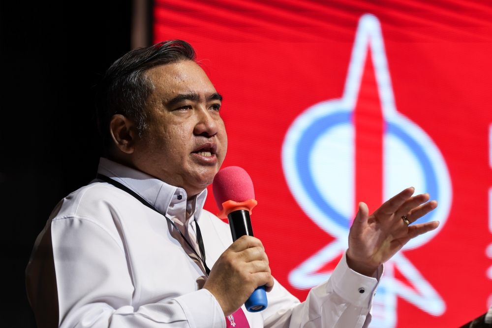 DAP secretary‑general Anthony Loke has advised party grassroots not to be swayed by others or easily provoked over calls for the party to leave the unity government. — Bernama pic