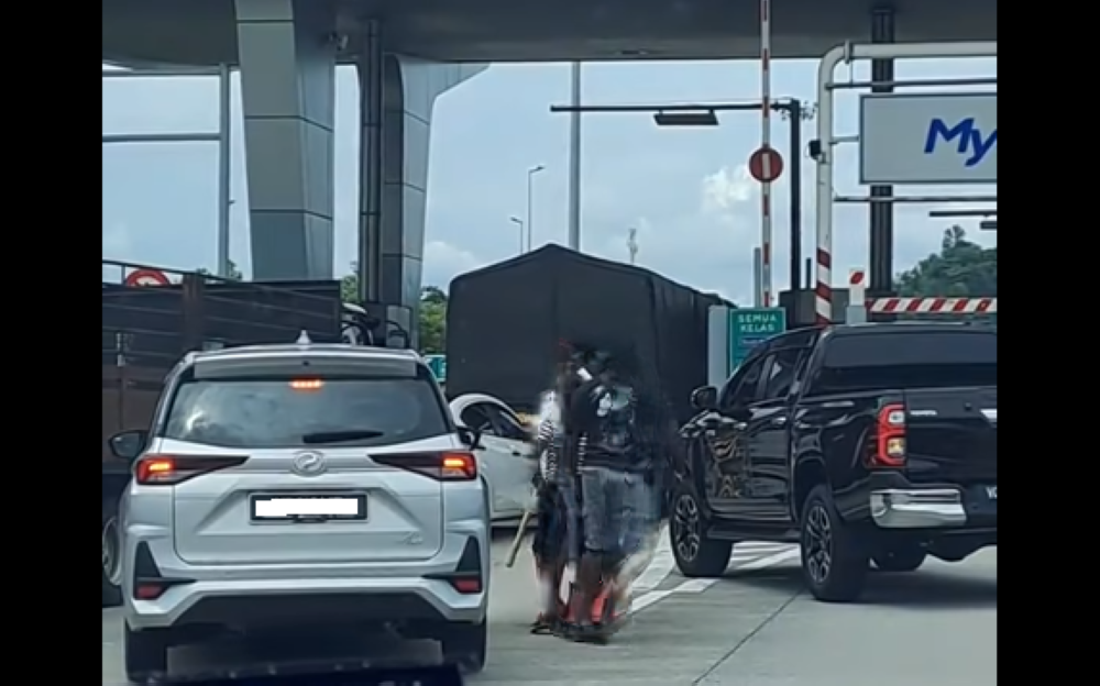 A private sector worker has been detained for allegedly involved in a fight at the Sungai Long Toll Plaza on the East Klang Valley Expressway (EKVE) heading towards Balakong on Friday. — Screengrab of video via social media