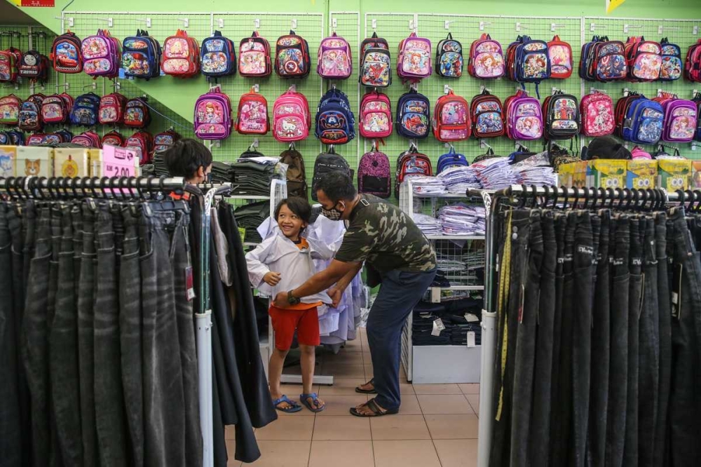 Parents said December year end break allows families to spread out spending on school necessities, which typically cost between RM200 and RM300 for a primary school child, instead of rushing preparations at short notice. — Picture by Yusof Mat Isa