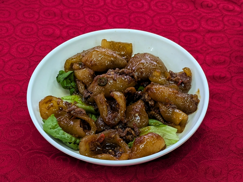 Signature offerings include the peculiar yet irresistible stir-fried sea cucumber. — Picture by Ethan Lau
