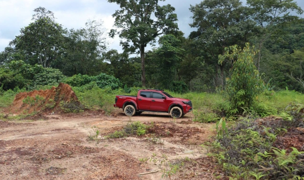 A stolen Nissan Navara was abandoned in Karak after suspects fled into a nearby forest to evade police. — Picture via Facebook/Polis Daerah Rompin 