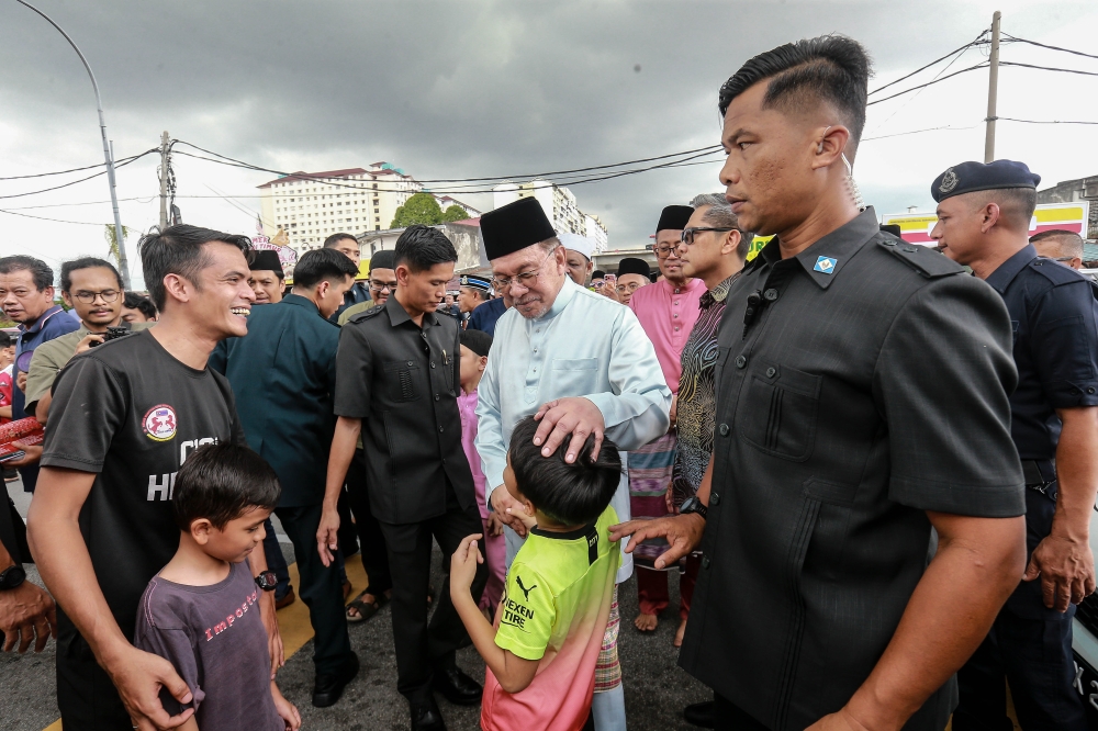 Prime Minister Datuk Seri Anwar Ibrahim said SARA and STR assistance would be credited in stages beginning this month. — Picture by Sayuti Zainudin