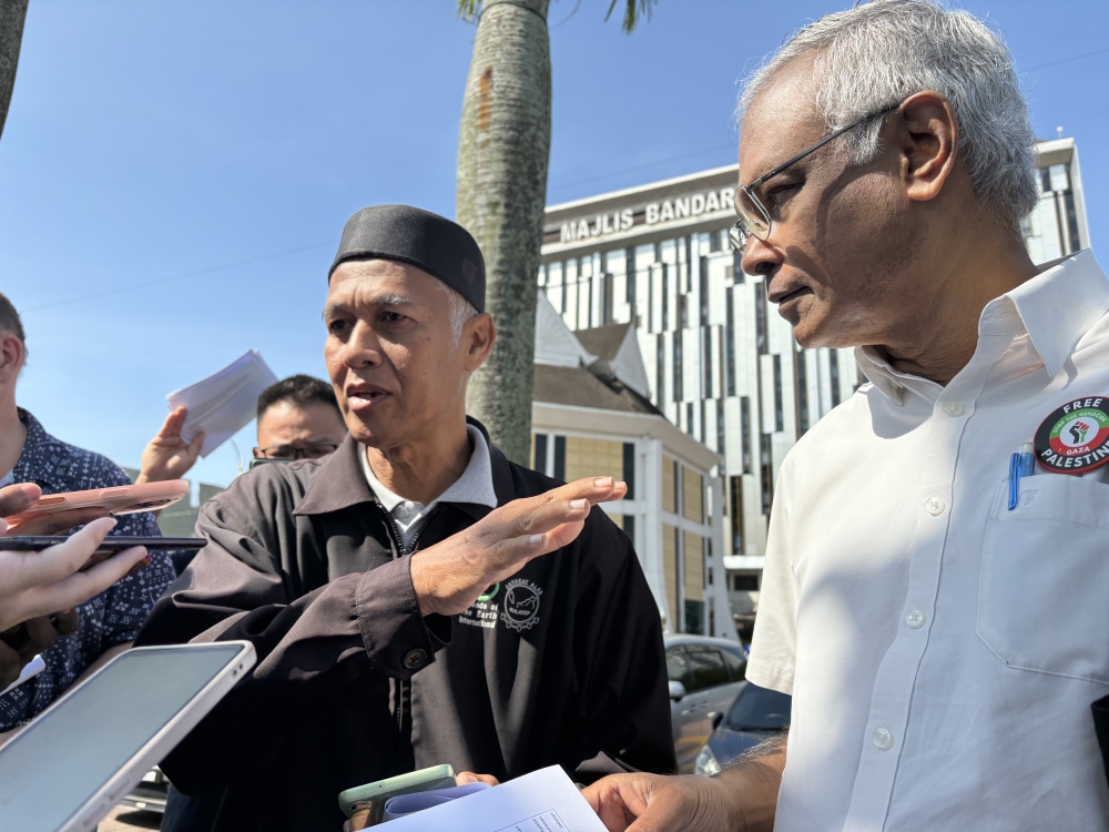 Meor Razak Meor Abdul Rahman (SAM) and PSM chairman Dr Michael Jeyakumar Devaraj address reporters outside the Ipoh City Council over objections to the proposed rezoning of forest land in Meru Valley. — Picture by John Bunyan